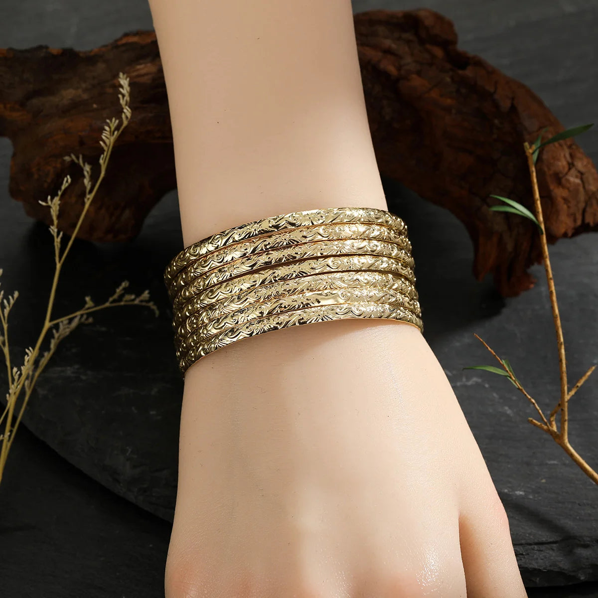 Nour – Bracelet Jonc Doré 14K Gravé Motifs Floraux Vintage | FancyFez