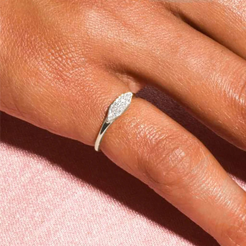 Rania – Bague Fine Minimaliste Zircon Pavé Plaqué Or 14K Empilable | FancyFez