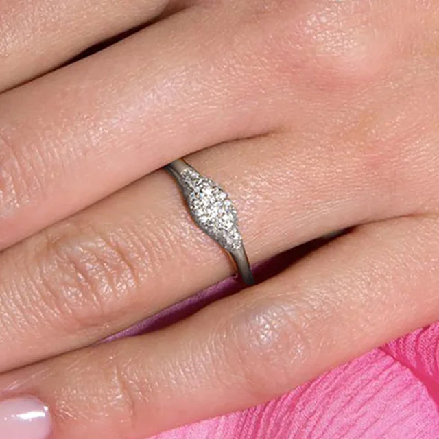Rania – Bague Fine Minimaliste Zircon Pavé Plaqué Or 14K Empilable | FancyFez